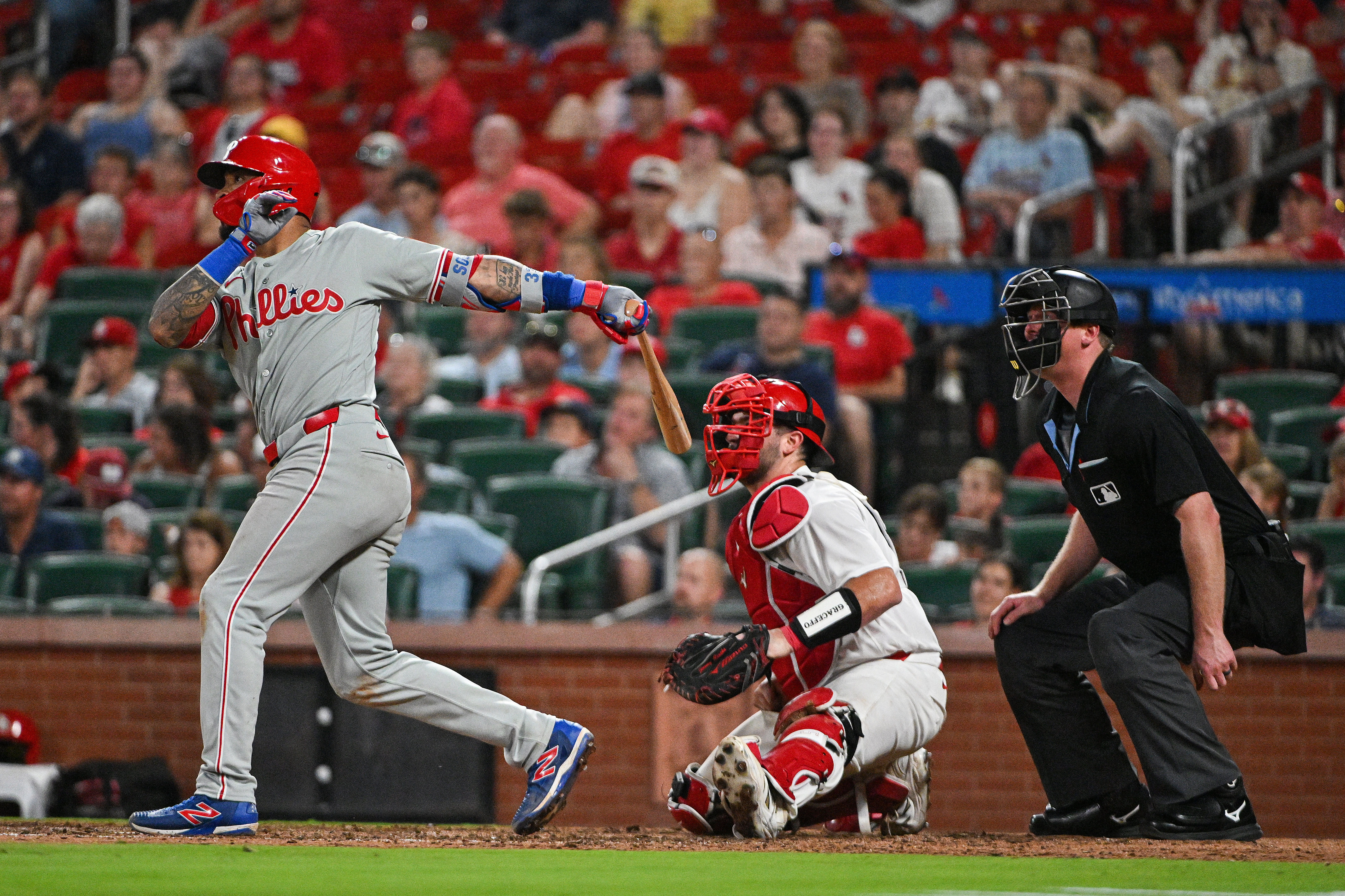 Phillies survive extremely shorthanded bullpen for win over Cards