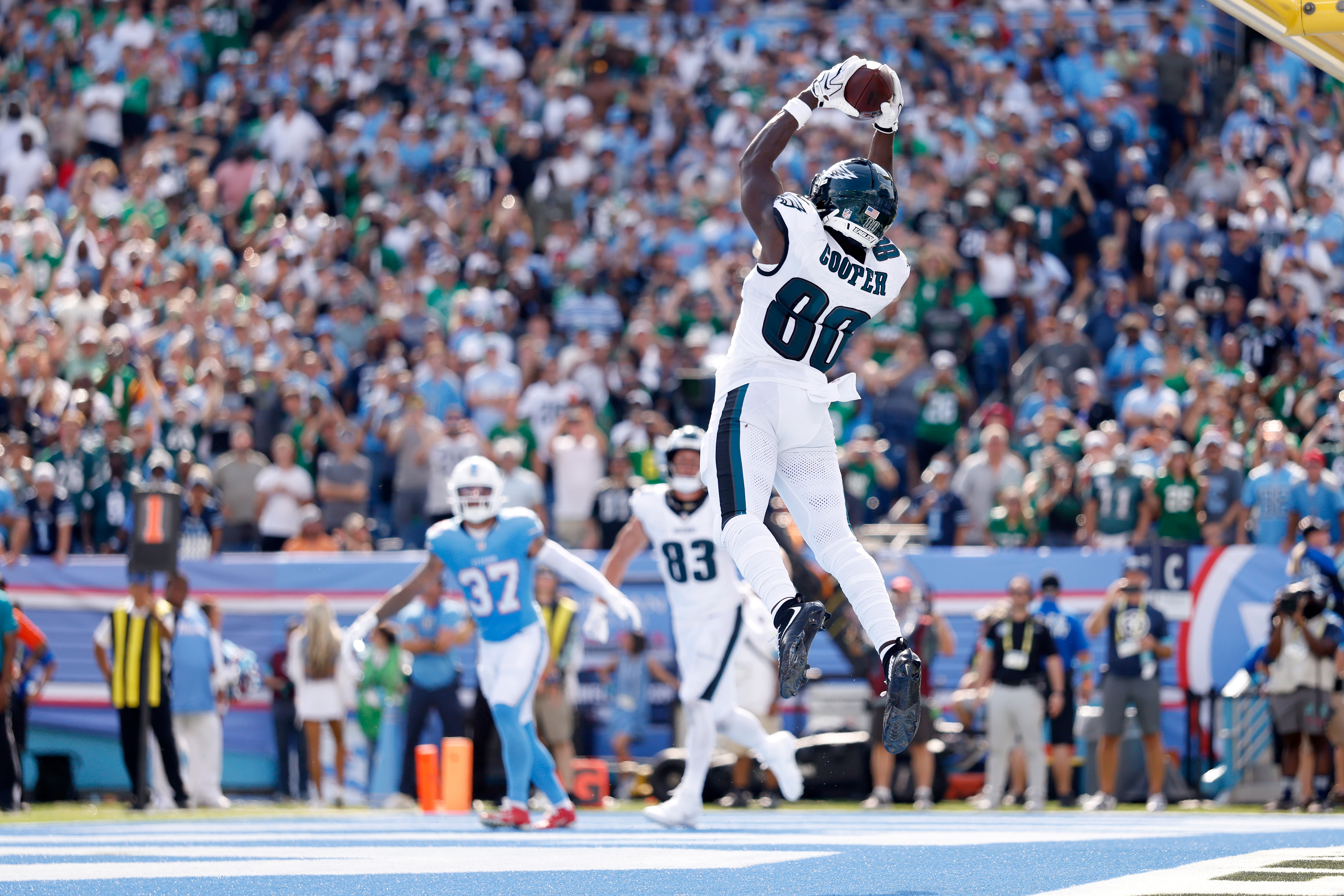 Live updates: Eagles scrape by in the heat for 24-20 win over Titans